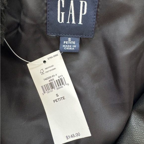 Never worn vegan black leather jacket with removable Sherpa collar - Picture 4 of 4